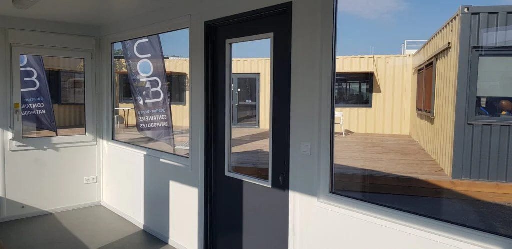 Container Ufficio Coibentato con Parte Anteriore in Vetro da 20' – design moderno e certificato