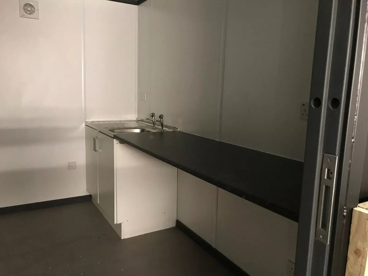 Chiosco Bar Modulare in Legno da 10' – Compatto ed Elegante