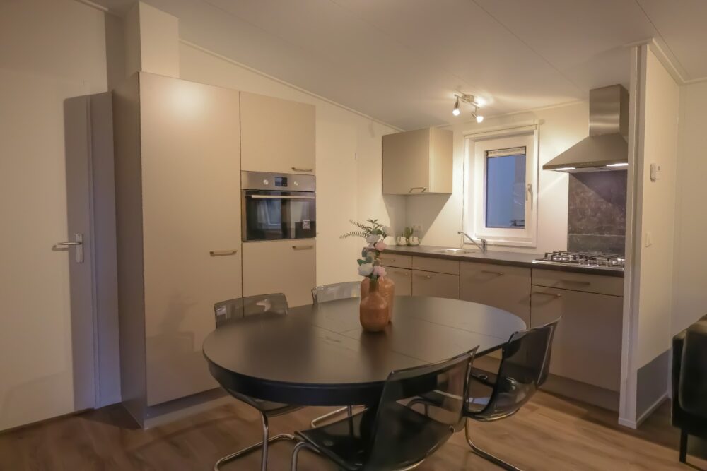 Limited CL Lessenaar 1100-3 – Casa Mobile Moderna con Design Lineare e Spazioso