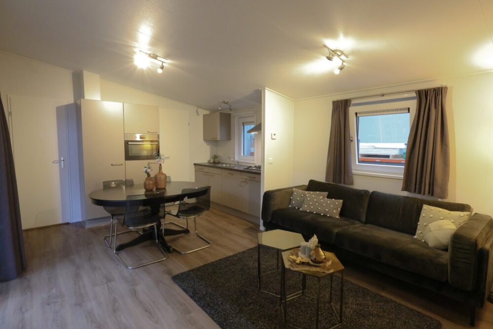 Limited CL Lessenaar 1100-3 – Casa Mobile Moderna con Design Lineare e Spazioso