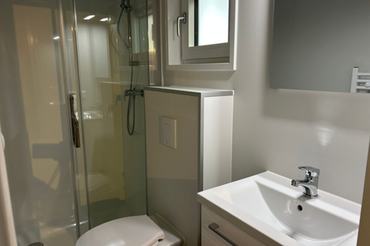 Limited CL Lessenaar 1100-3 – Casa Mobile Moderna con Design Lineare e Spazioso