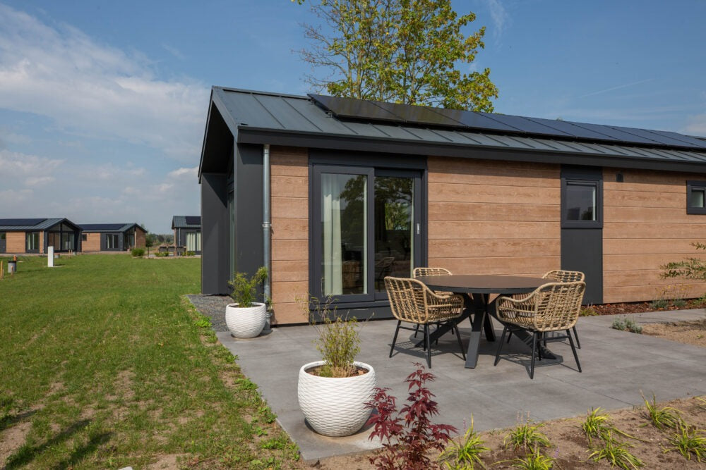 Casa mobile Biesbosch 1250-2 – Chalet prefabbricato con terreno incluso, una soluzione completa